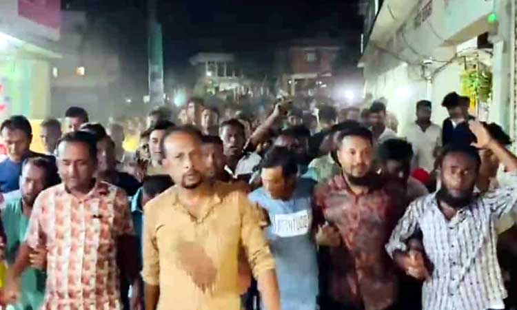 সাবেক রাষ্ট্রপতি আবদুল হামিদ দেশত্যাগ করায় মিঠামইনে বিক্ষোভ মিছিল