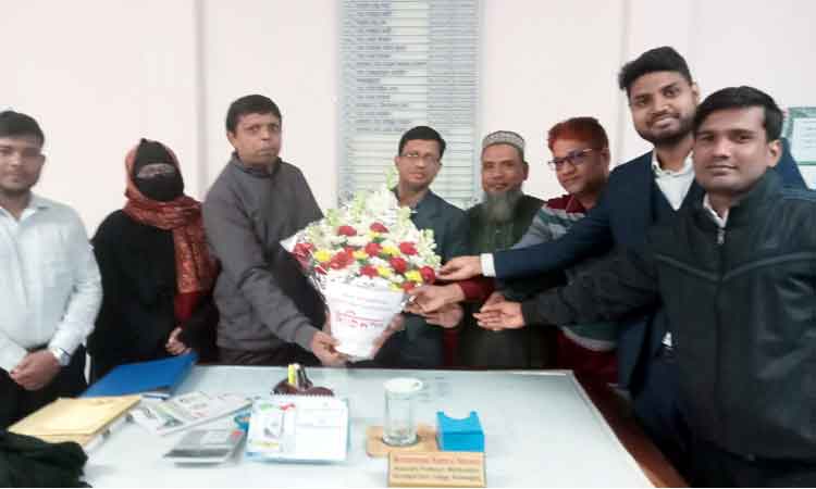 অধ্যাপক পদে পদোন্নতিতে কামরুল হাসানকে ফুলেল শুভেচ্ছা