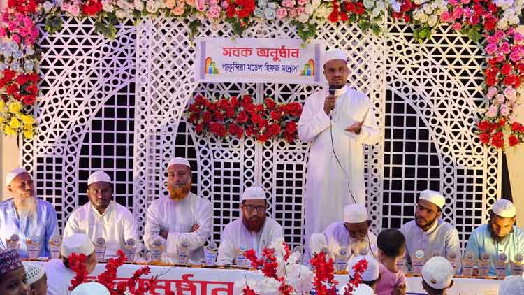 পাকুন্দিয়ায় ২৭ শিক্ষার্থীকে কোরআন শিক্ষার নতুন ধাপে প্রবেশে সবক প্রদান