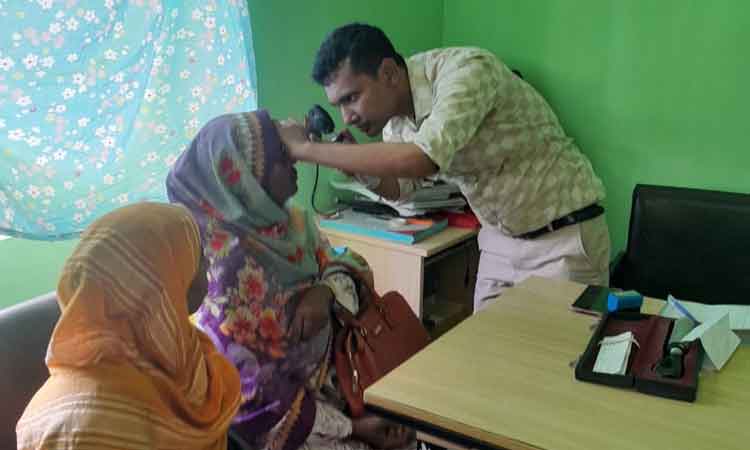 মিঠামইনে বিনামূল্যে চক্ষু পরীক্ষা ক্যাম্পে ৪৩৫ জনকে চিকিৎসা সেবা