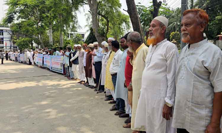 পাকুন্দিয়ায় মুক্তিযোদ্ধা সংসদ কার্যালয় ভাঙচুর-লুটপাটের প্রতিবাদে কিশোরগঞ্জে মানববন্ধন, স্মারকলিপি