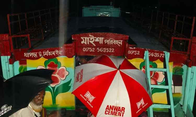 হাওরে লাশবাহী নৌকায় ডাকাতি, মোবাইল-টাকা, সোলার প্যানেলের ব্যাটারি লুট