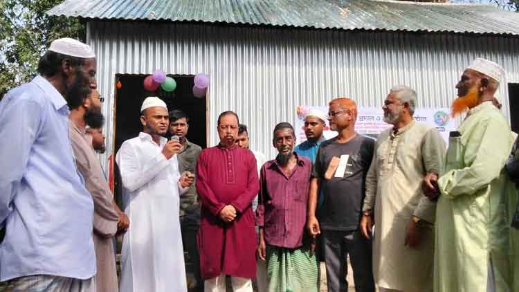 নতুন ঘর পেলেন ঘরহীন মানুষ হাতিম মিয়া