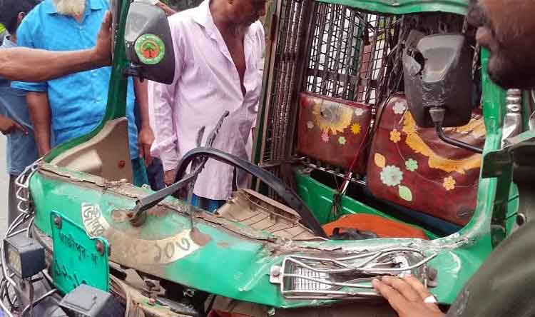 পাকুন্দিয়ায় ময়লার ট্রাককে সিএনজির ধাক্কা, নিহত ১, আহত ৪