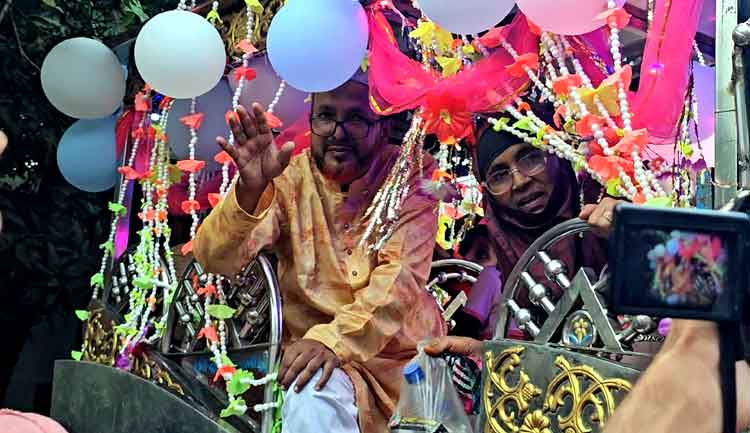 ঘোড়ার গাড়িতে প্রধান শিক্ষকের রাজসিক বিদায় সংবর্ধনা