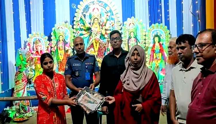 কুলিয়ারচরে দুর্গোৎসব ঘিরে ১৫০ দুস্থ হিন্দু নারীকে শাড়ি, ৩৫ মণ্ডপে ২১ টন চাল বিতরণ