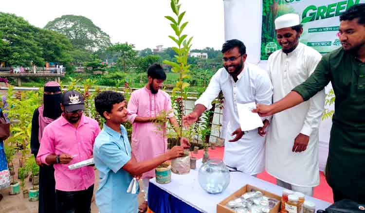 কিশোরগঞ্জে প্লাস্টিক বর্জ্যের বিনিময়ে কয়েকশ’ মানুষ পেলেন গাছের চারা