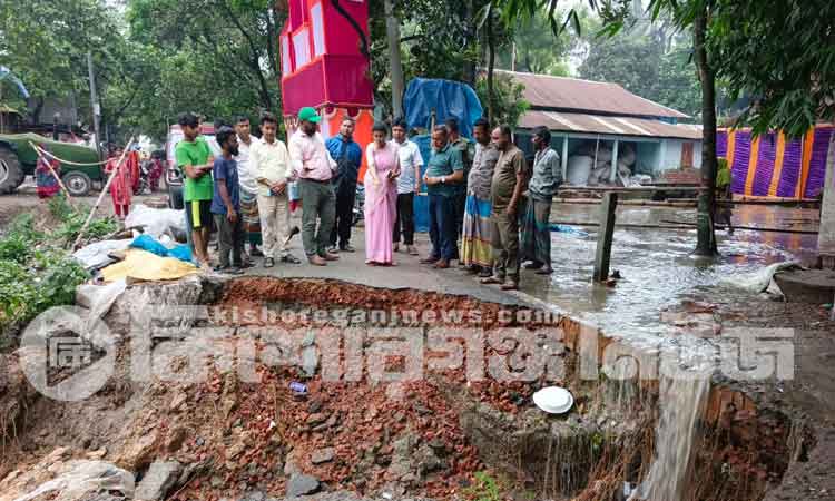বৃষ্টির মধ্যেই রাস্তা মেরামত করে দিলেন ইউএনও কাজী নাহিদ ইভা