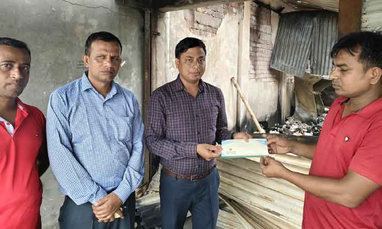 পাকুন্দিয়ায় অগ্নিকাণ্ডে ক্ষতিগ্রস্ত ব্যবসায়ীর পাশে প্রশাসন
