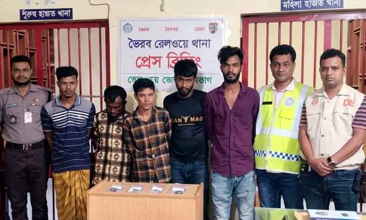 রেলস্টেশন পরিচ্ছন্নতাকর্মী ববি হত্যাকাণ্ডে গ্রেপ্তার ৫