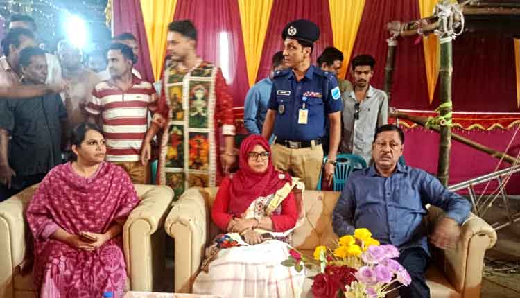 পাকুন্দিয়ায় দুর্গাপূজার মণ্ডপ পরিদর্শনে এমপি জালাল উদ্দিন ও জেলা প্রশাসক