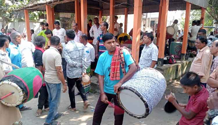 শারদীয় দুর্গাপূজা উপলক্ষে কটিয়াদীতে ৪০০ বছরের ঐতিহ্যবাহী ঢাকের হাট বসেছে