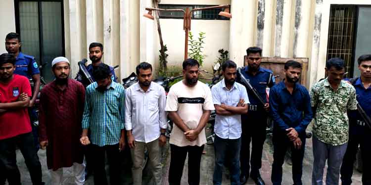 কিশোরগঞ্জের দুই হাসপাতালে পুলিশের অভিযান, ১৭ দালাল আটক