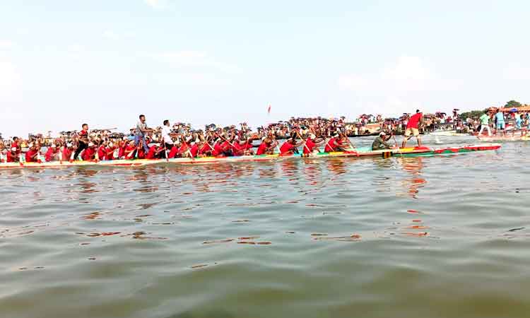 ইটনার হাওরে নৌকাবাইচে লাখো মানুষের ঢল