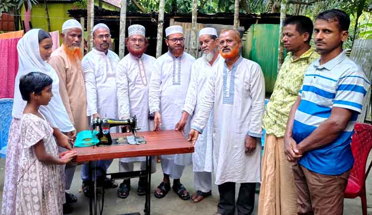 কটিয়াদীতে বিএনপি নেতার বিধবা স্ত্রীকে জামায়াতের সেলাই মেশিন উপহার