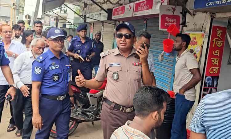 কিশোরগঞ্জে ফুটপাত দখলমুক্ত করতে এসপি’র নেতৃত্বে পুলিশের উচ্ছেদ অভিযান